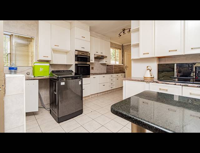 480M² OFFICE FOR SALE IN FOURWAYS